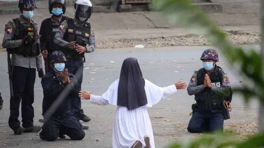 Nữ tu sĩ quỳ gối xin cảnh sát Myanmar không bắn người biểu tình